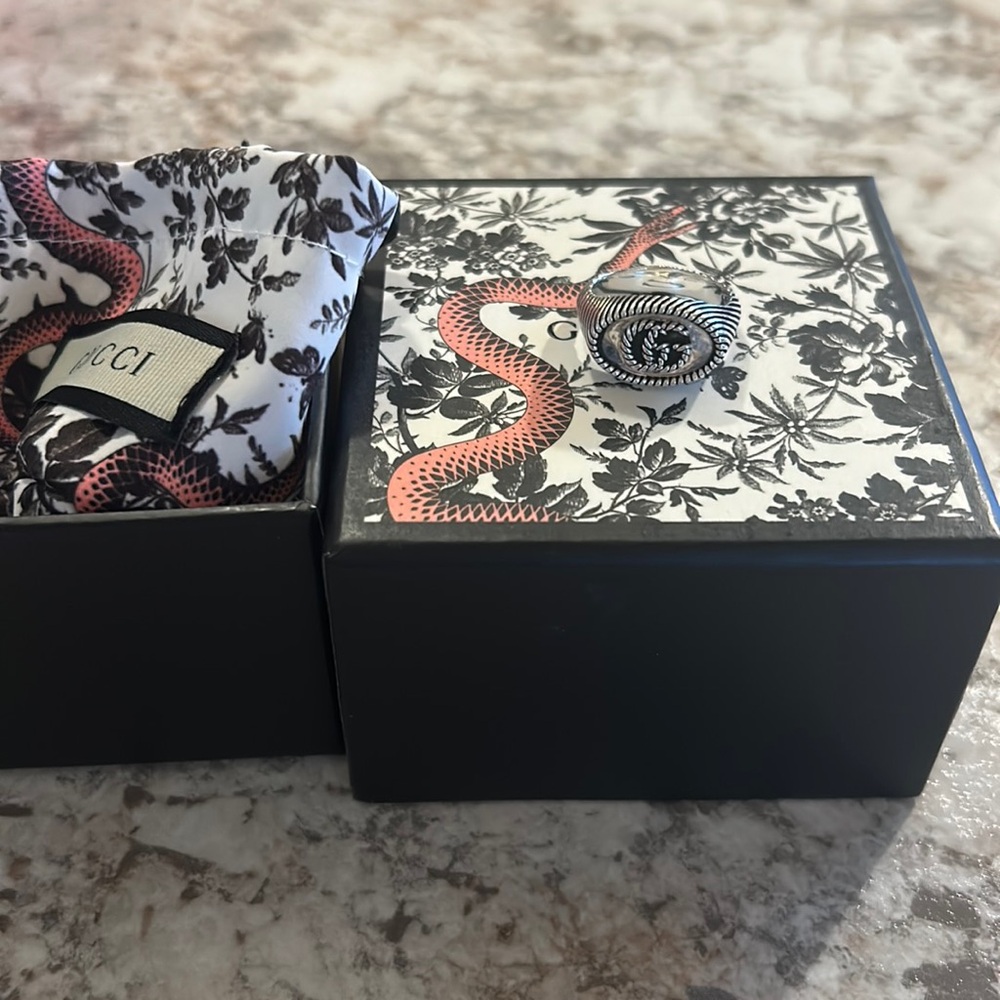 Beautiful Gucci ring sz 8.5